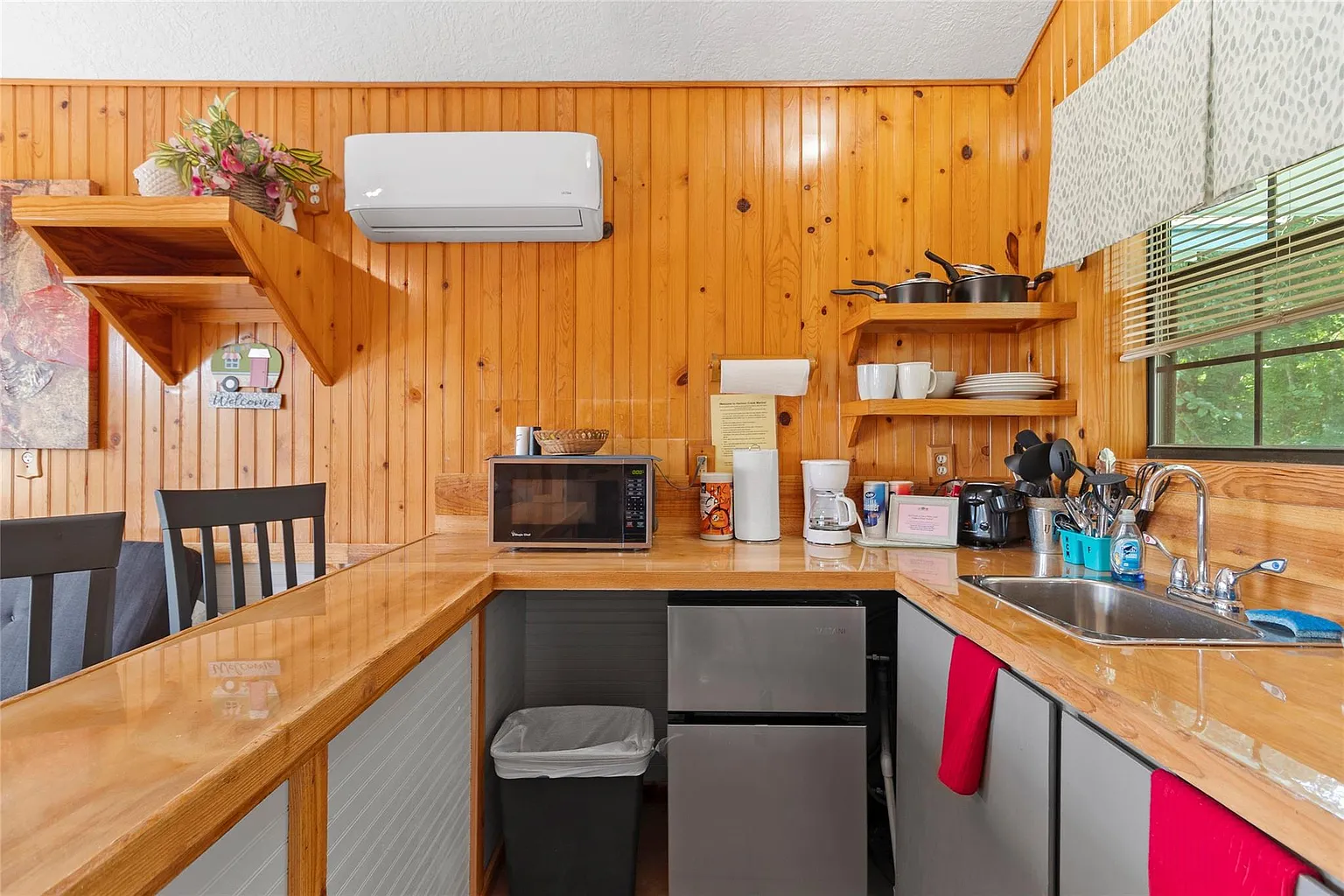 Another cabin kitchenette, ready for your stay